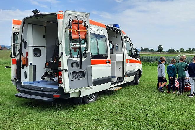 Krankenwagen bei der Grundschule Moos-Weiler